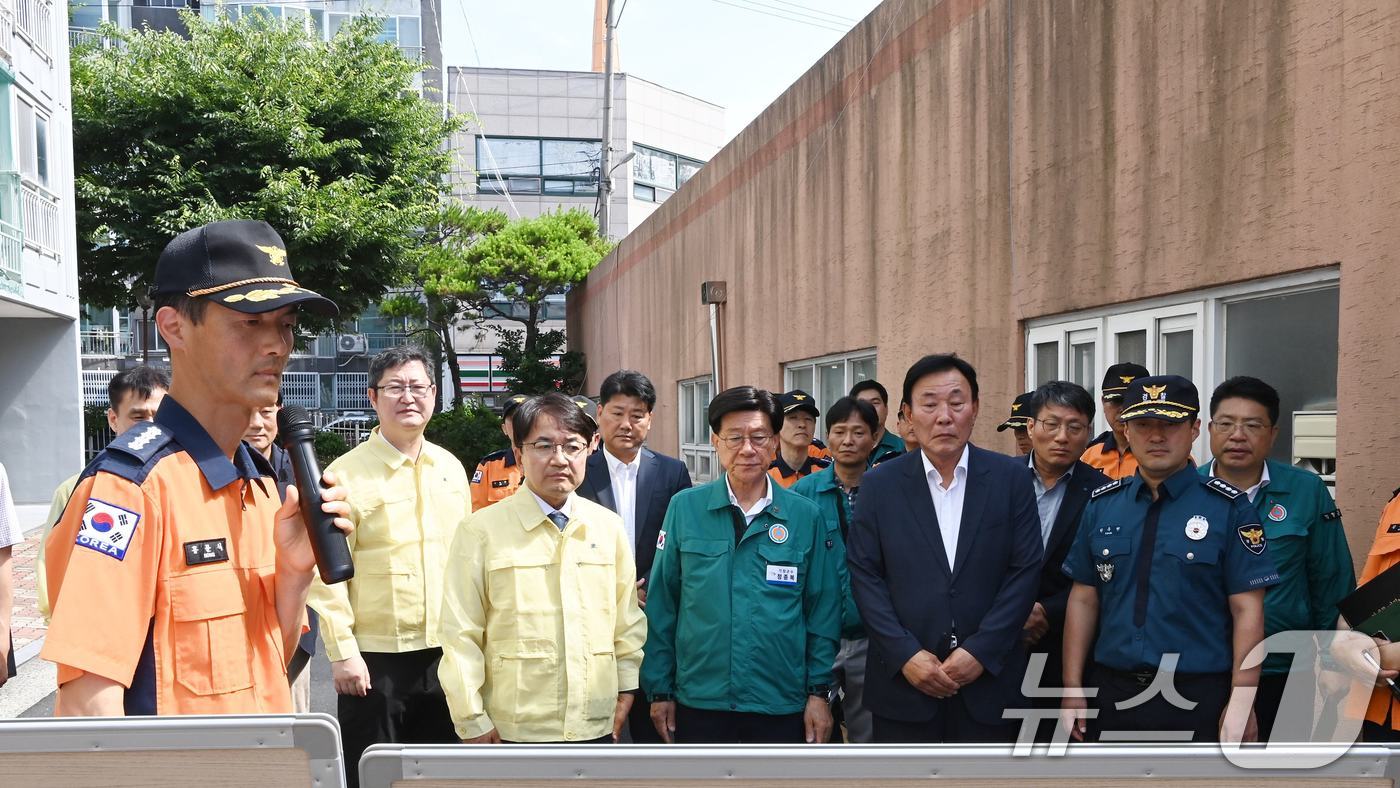 (서울=뉴스1) = 김광용 행정안전부 재난안전관리본부장이 4일 부산 기장군 아파트 화재 하고 현장을 방문해 소방 등 관계자로부터 사고 경위 등을 청취하고 철저한 원인 조사를 당부하 …