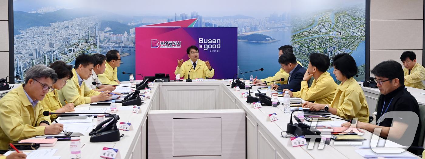 (서울=뉴스1) = 김광용 행정안전부 재난안전관리본부장이 4일 부산광역시청에서 부산 기장군 아파트 화재 관련 관계기관 재발방지 대책회의를 주재하고 있다. (행정안전부 제공. 재판매 …