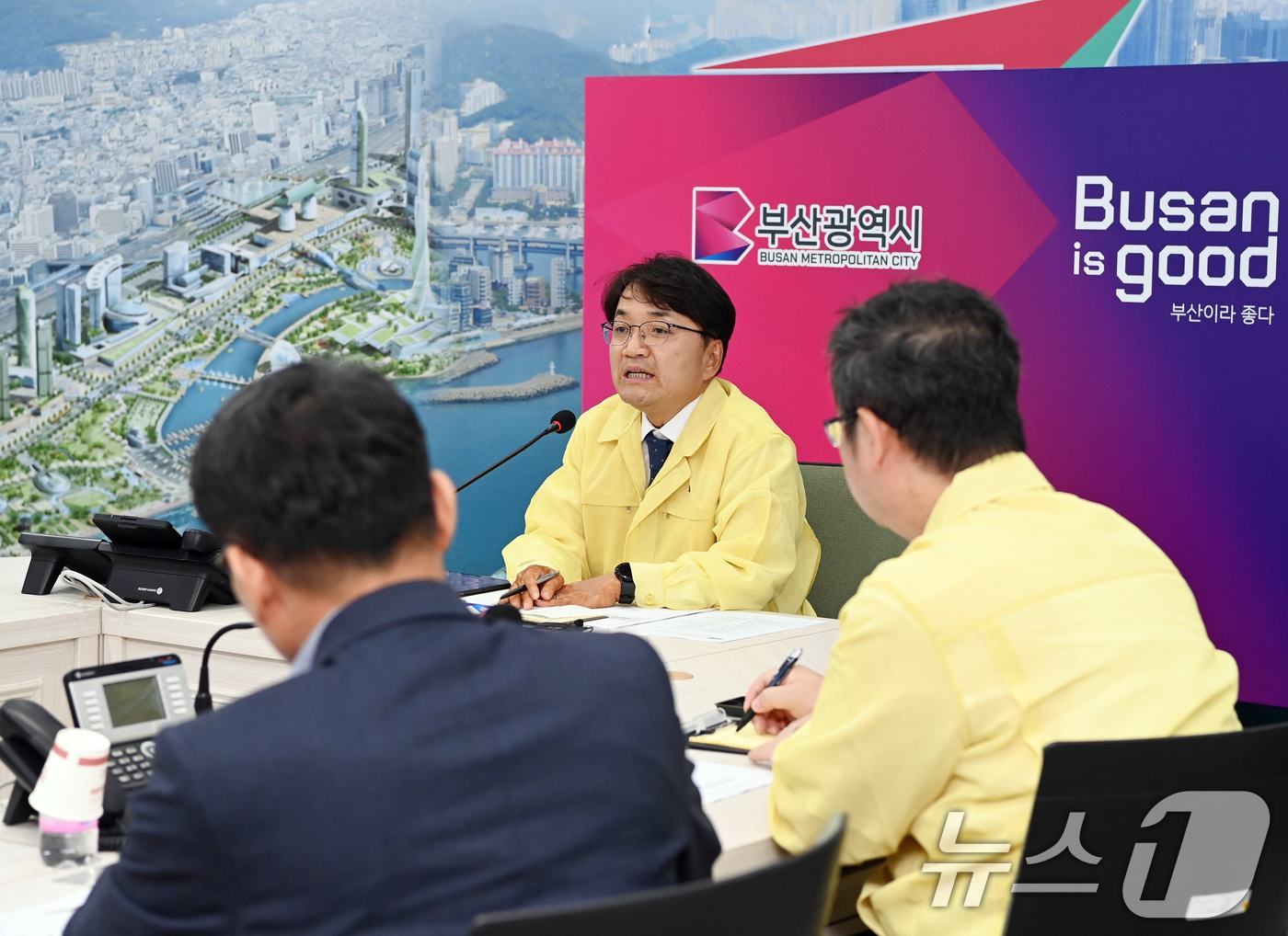 (서울=뉴스1) = 김광용 행정안전부 재난안전관리본부장이 4일 부산광역시청에서 부산 기장군 아파트 화재 관련 관계기관 재발방지 대책회의를 주재하고 있다. (행정안전부 제공. 재판매 …