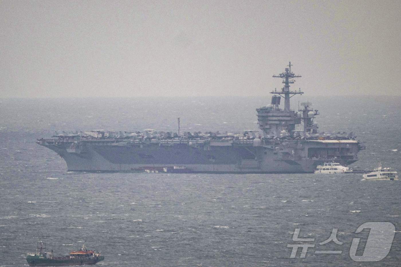 (마닐라 AFP=뉴스1) 김지완 기자 = 3일(현지시간) 미국의 핵추진 항공모함 조지워싱턴호가 필리핀 마닐라만에 도착한 모습. 2025.07.03ⓒ AFP=뉴스1