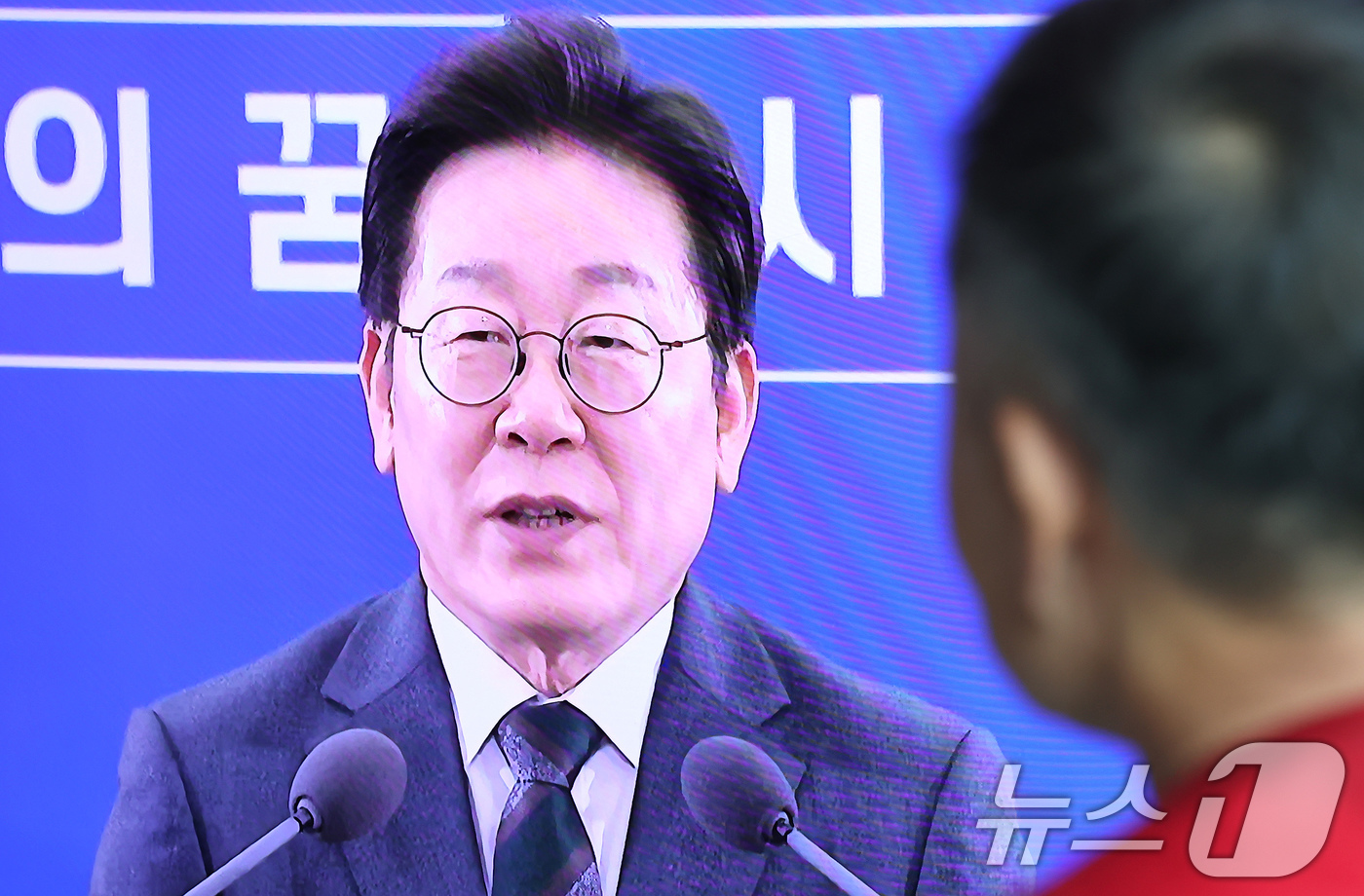 (서울=뉴스1) 장수영 기자 = 4일 오후 서울 중구 서울역 대합실에서 시민들이 이재명 대통령의 충청 지역 타운홀 미팅 생중계를 시청하고 있다. 2025.7.4/뉴스1