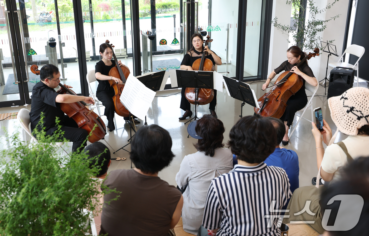 (수원=뉴스1) 김영운 기자 = 4일 경기 수원시 영통구 영흥수목원 책마루에서 열린 '정원 속 쉼표, 음악의 선율을 따라 걷다' 수원수목원 가든음악회에서 수원시립교향악단이 연주를 …