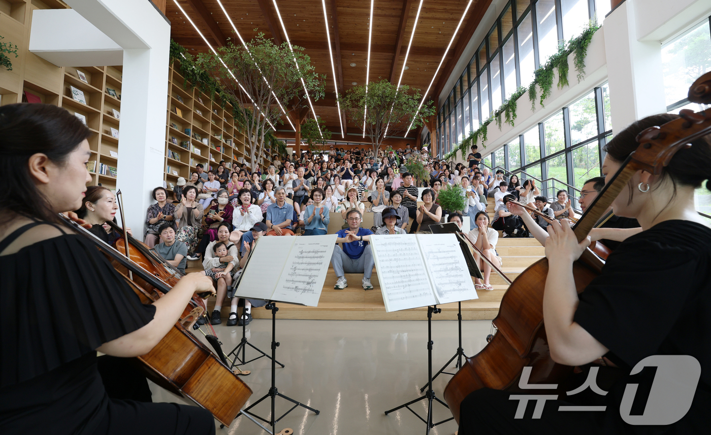 (수원=뉴스1) 김영운 기자 = 4일 경기 수원시 영통구 영흥수목원 책마루에서 열린 '정원 속 쉼표, 음악의 선율을 따라 걷다' 수원수목원 가든음악회에서 수원시립교향악단이 연주를 …