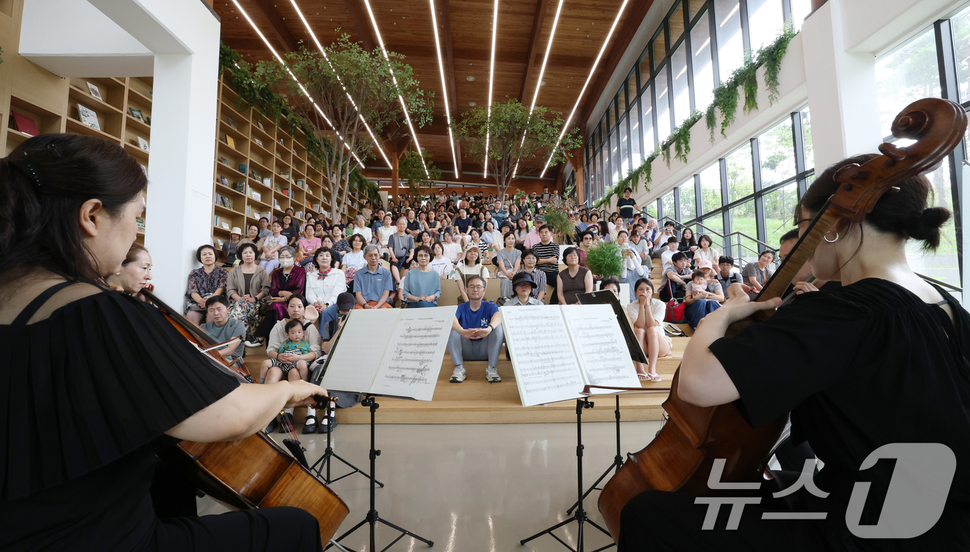 (수원=뉴스1) 김영운 기자 = 4일 경기 수원시 영통구 영흥수목원 책마루에서 열린 '정원 속 쉼표, 음악의 선율을 따라 걷다' 수원수목원 가든음악회에서 수원시립교향악단이 연주를 …