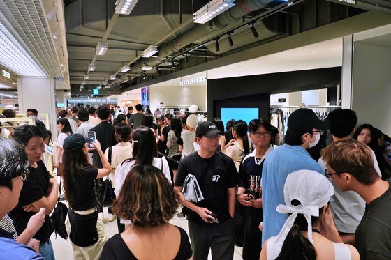 본문 이미지 - 롯데백화점이 4일 롯데타운 명동에 글로벌 2030세대를 타겟으로 하는 K-패션 전문관 &#39;키네틱 그라운드&#39;를 오픈했다고 밝혔다. 서울 중구 롯데백화점 본점 &#39;키네틱 그라운드&#39;에 고객들이 방문해 구경을 하고 있다. &#40;롯데쇼핑 제공. 재판매 및 DB 금지&#41; 2025.7.4/뉴스1