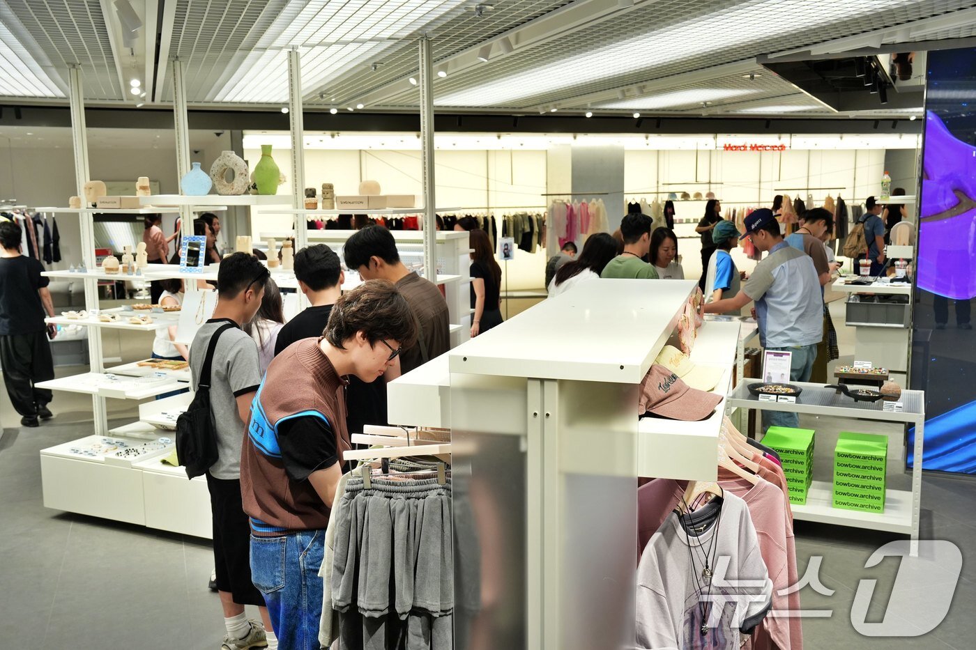 본문 이미지 - 서울 중구 롯데백화점 본점 &#39;키네틱 그라운드&#39;에 고객들이 방문해 구경을 하고 있다. &#40;롯데쇼핑 제공. 재판매 및 DB 금지&#41; 2025.7.4/뉴스1