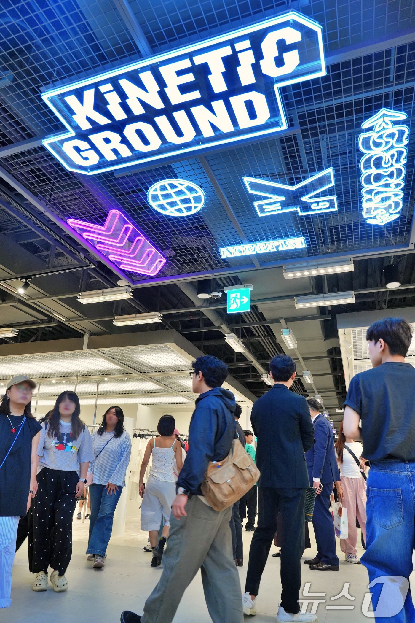 (서울=뉴스1) = 롯데백화점이 4일 롯데타운 명동에 글로벌 2030세대를 타겟으로 하는 K-패션 전문관 '키네틱 그라운드'를 오픈했다고 밝혔다.서울 중구 롯데백화점 본점 '키네틱 …