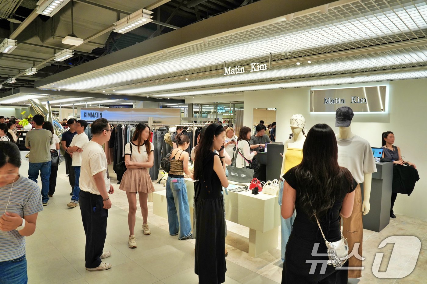 (서울=뉴스1) = 롯데백화점이 4일 롯데타운 명동에 글로벌 2030세대를 타겟으로 하는 K-패션 전문관 '키네틱 그라운드'를 오픈했다고 밝혔다.서울 중구 롯데백화점 본점 '키네틱 …