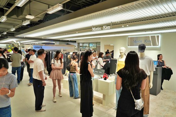 본문 이미지 - 서울 중구 롯데백화점 본점 &#39;키네틱 그라운드&#39;에 고객들이 방문해 구경을 하고 있다. &#40;롯데쇼핑 제공. 재판매 및 DB 금지&#41; 2025.7.4/뉴스1