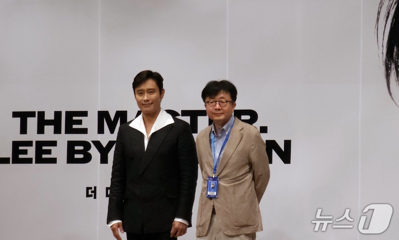 본문 이미지 - 이병헌과 신철 집행위원장은 4일 오후 부천시 원미구 현대백화점 중동점에서 제29회 부천 국제판타스틱영화제(BIFAN) 배우 특별전 기자회견을 진행했다. ⓒ 뉴스1 고승아 기자