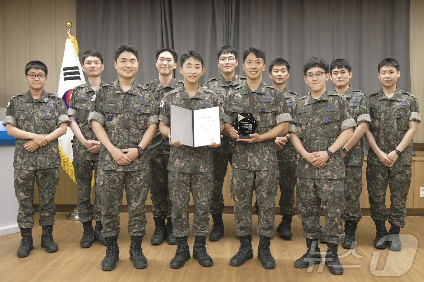 (서울=뉴스1) = KT그룹 희망나눔재단은 올해 두 번째 희망나눔인상에 공군 제15특수임무비행단과 김만하 소방관을 공동 선정했다고 6일 밝혔다.사진은 KT희망나눔인상 공동 수상자 …