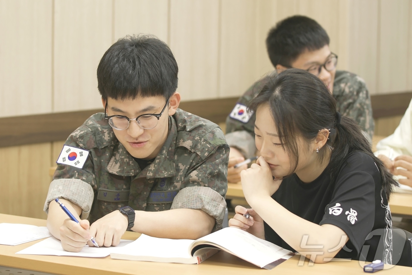 (서울=뉴스1) = KT그룹 희망나눔재단은 올해 두 번째 희망나눔인상에 공군 제15특수임무비행단과 김만하 소방관을 공동 선정했다고 6일 밝혔다.사진은 KT희망나눔인상 공동 수상자인 …