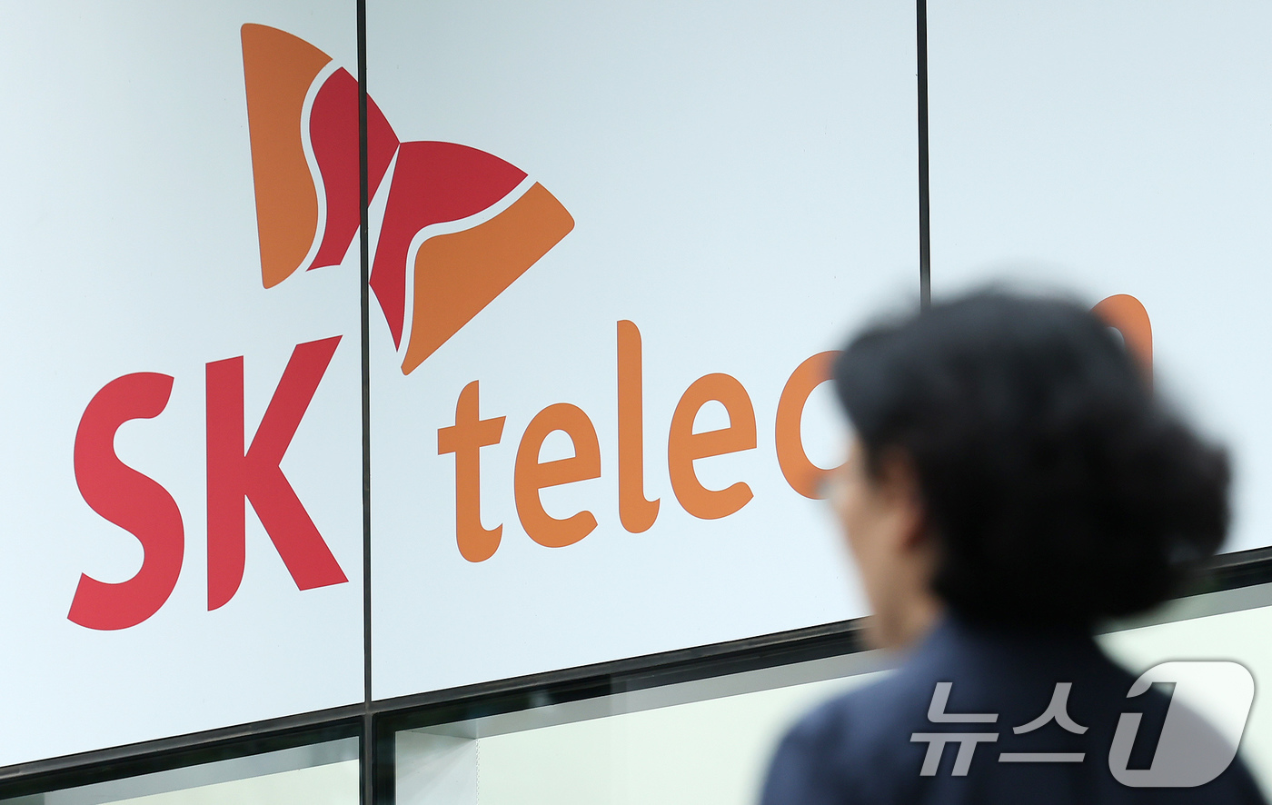 (서울=뉴스1) 장수영 기자 = 정부가 SK텔레콤 해킹 사고 조사 결과를 토대로 위약금 면제 규정 적용이 가능하다고 밝힌 4일 오후 서울의 한 SKT 공식매장을 찾은 시민이 상담을 …