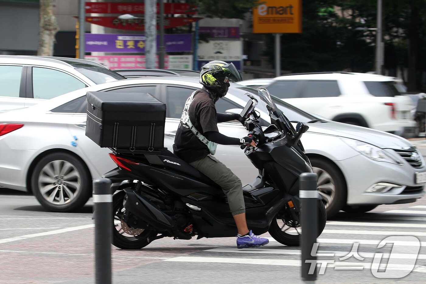 본문 이미지 - 대구 수성구 달구벌대로에서 한 배달라이더가 오타바이를 타고 지나고 있다.ⓒ News1 공정식 기자