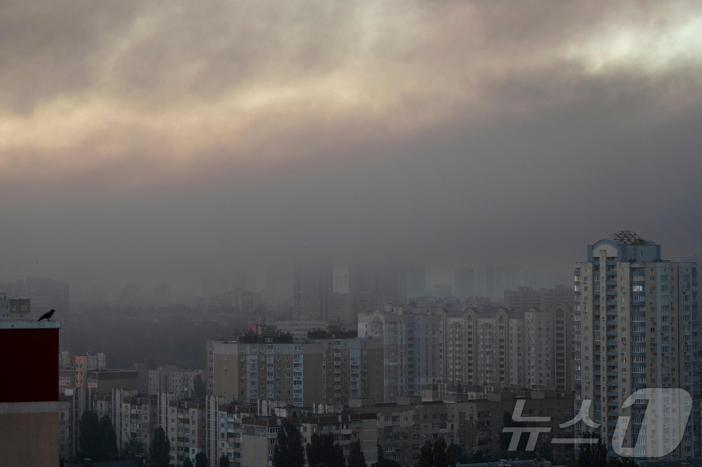 (키이우 AFP=뉴스1) 김지완 기자 = 4일(현지시간) 우크라이나 키이우에 러시아의 대규모 드론과 미사일 공격으로 연기가 피어올라 하늘이 뿌연 모습. 우크라이나는 전날 밤 러시아 …