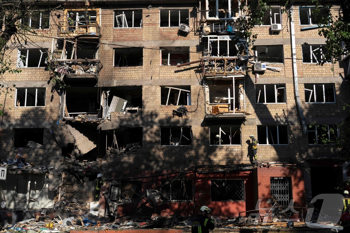(키이우 AFP=뉴스1) 권영미 기자 = 4일(현지시간) 우크라이나 키이우의 한 주거용 건물이 러시아의 대규모 드론 공격과 미사일 공습에 파손됐다. 우크라이나 공군은 러시아가 키이 …