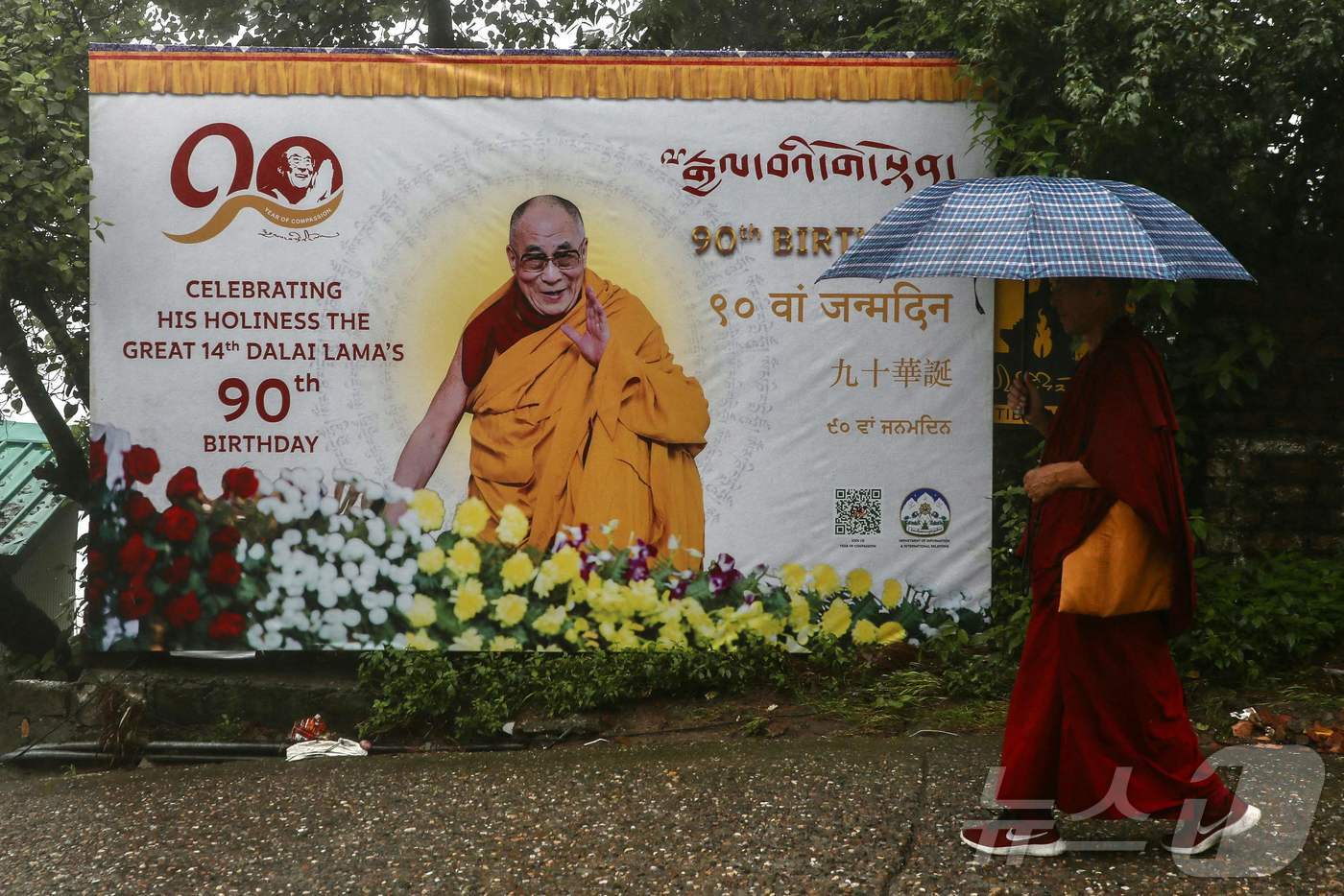 (맥레오드 간즈 AFP=뉴스1) 권영미 기자 = 인도 북부 다람살라 근처 도시인 맥레오드 간즈에서 4일(현지시간) 한 승려가 티베트의 정신적 지도자 달라이 라마의 90번째 생일을 …