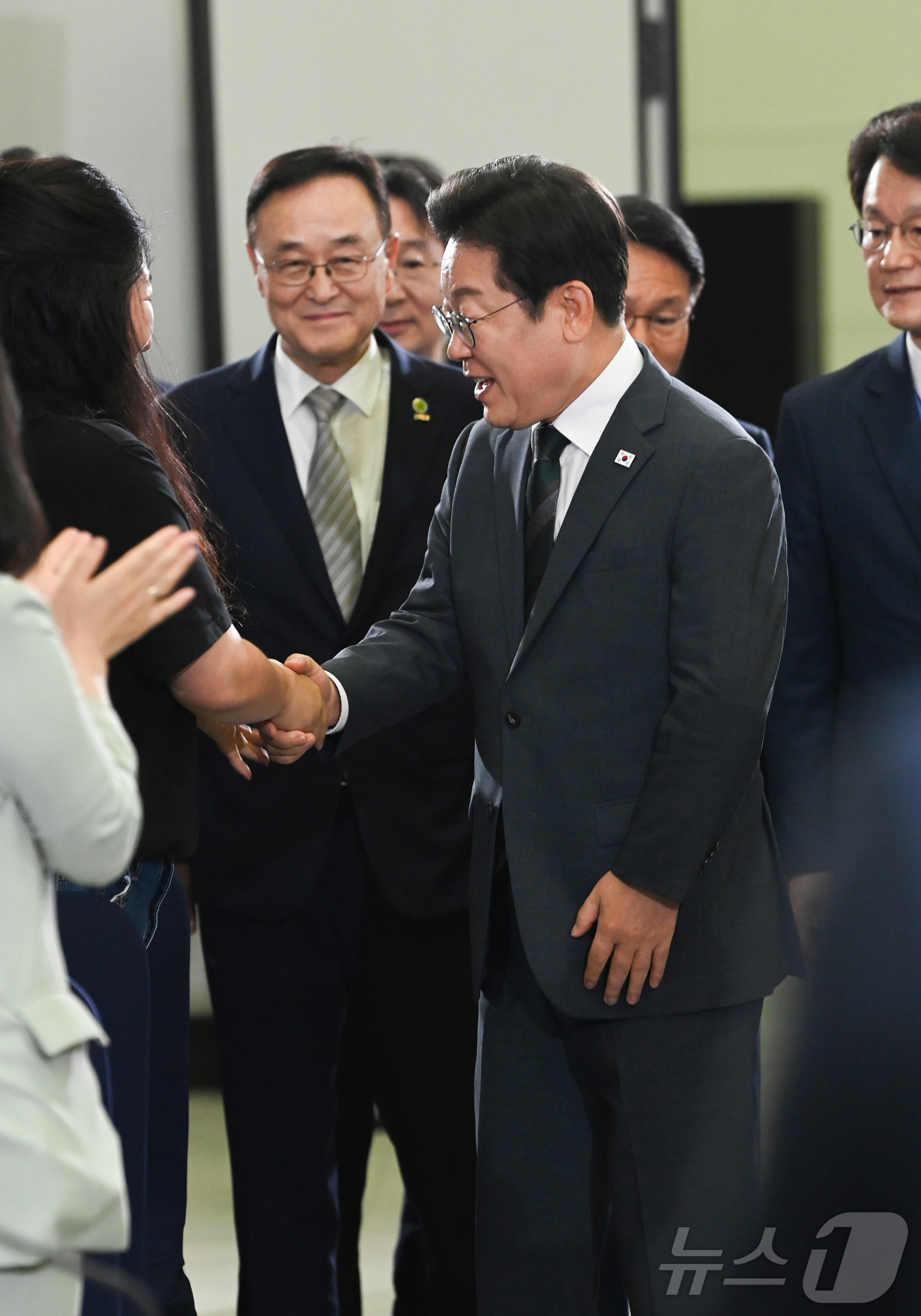 (대전=뉴스1) = 이재명 대통령이 4일 대전컨벤션센터에서 타운홀 미팅 형식으로 열린 '국민소통 행보 2탄, 충청의 마음을 듣다'에서 참석자와 악수하고 있다.(대전충남사진공동취재단 …