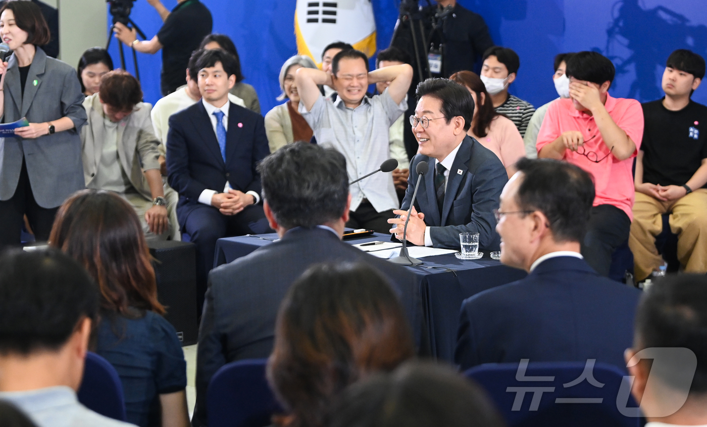 (대전=뉴스1) 김기태 기자 = 이재명 대통령이 4일 대전컨벤션센터에서 타운홀 미팅 형식으로 열린 '국민소통 행보 2탄, 충청의 마음을 듣다'에서 발언하고 있다. (대전충남사진공동 …