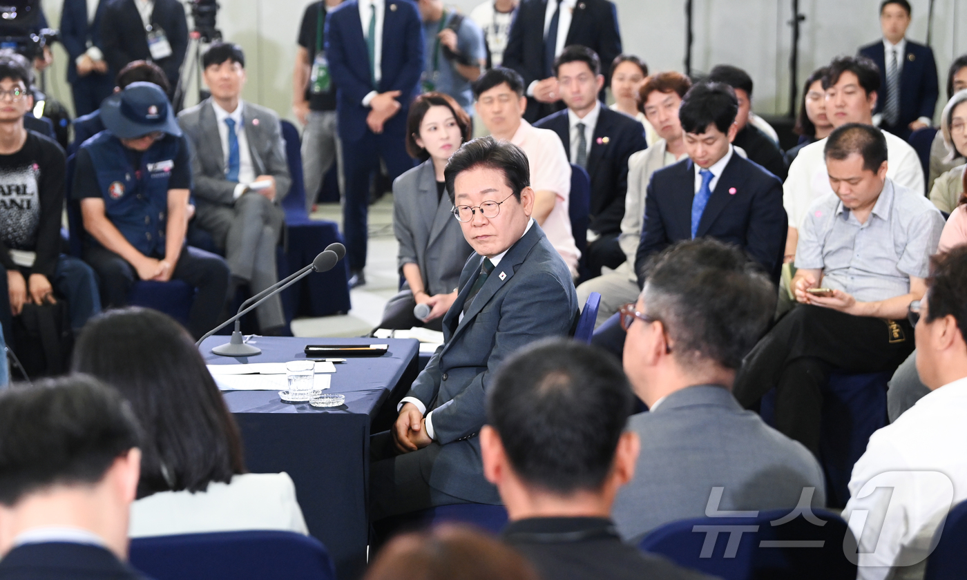 (대전=뉴스1) 김기태 기자 = 이재명 대통령이 4일 대전컨벤션센터에서 타운홀 미팅 형식으로 열린 '국민소통 행보 2탄, 충청의 마음을 듣다'에서 참석자의 발언을 듣고 있다.(대전 …