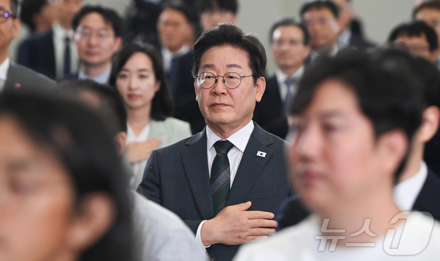 (대전=뉴스1) 김기태 기자 = 이재명 대통령이 4일 대전컨벤션센터에서 타운홀 미팅 형식으로 열린 '국민소통 행보 2탄, 충청의 마음을 듣다'에서 국기에 경례를 하고 있다.(대전충 …