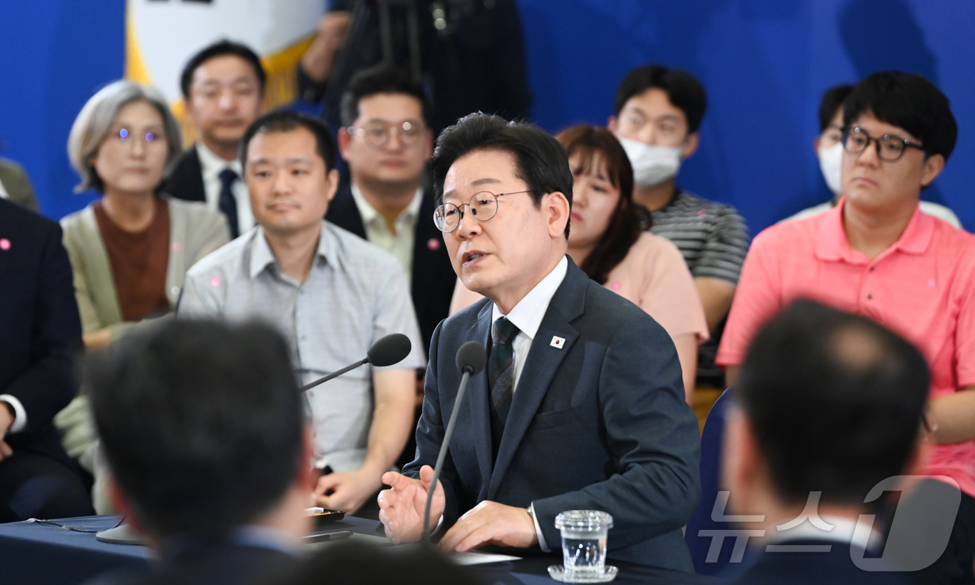 (대전=뉴스1) 김기태 기자 = 이재명 대통령이 4일 대전컨벤션센터에서 타운홀 미팅 형식으로 열린 '국민소통 행보 2탄, 충청의 마음을 듣다'에서 발언하고 있다.(대전충남사진공동취 …