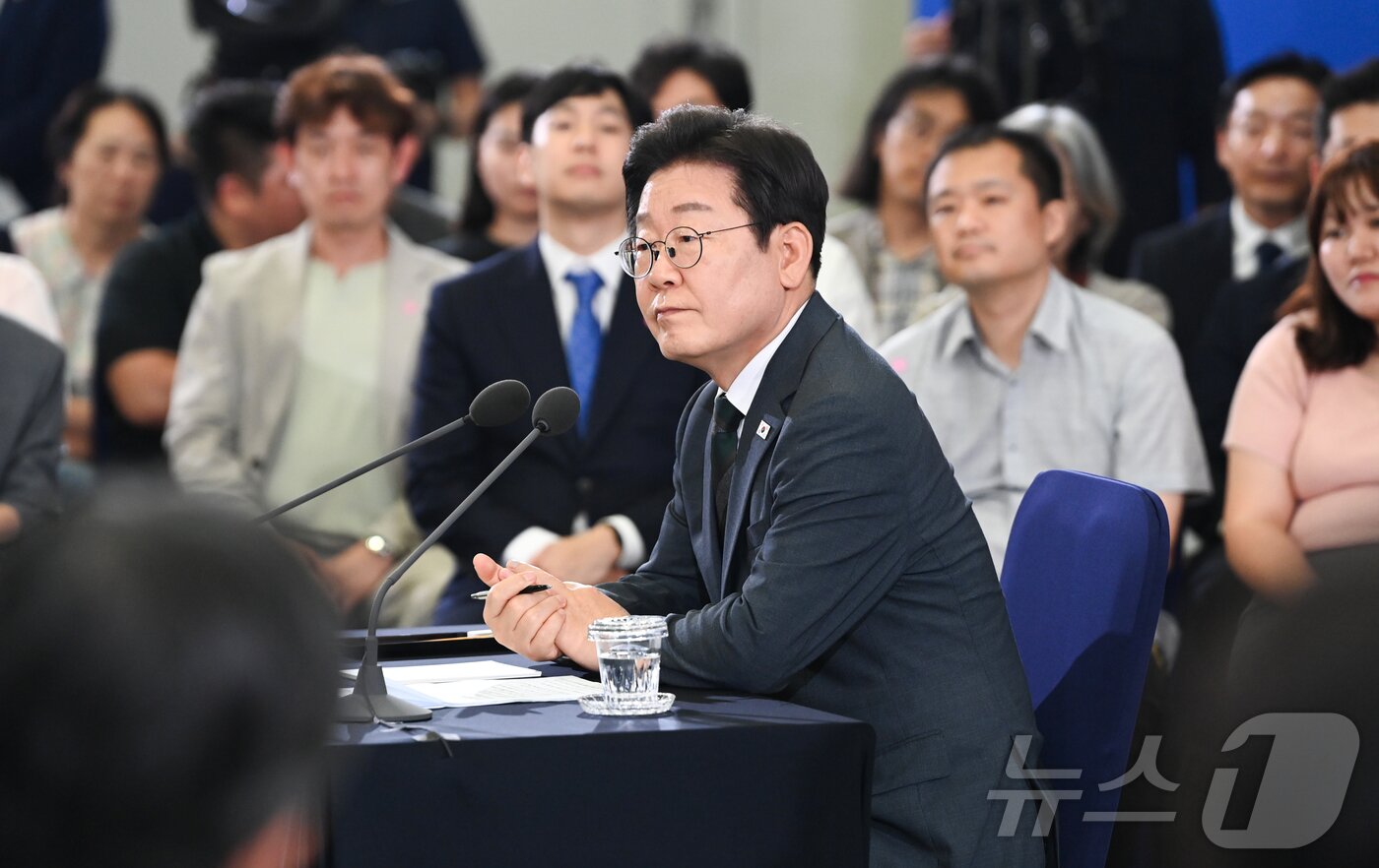 본문 이미지 - 이재명 대통령이 4일 대전컨벤션센터에서 타운홀 미팅 형식으로 열린 '국민소통 행보 2탄, 충청의 마음을 듣다'에서 취재진의 질문을 듣고 있다. (대전충남사진공동취재단) 2025.7.4/뉴스1 ⓒ News1 김기태 기자