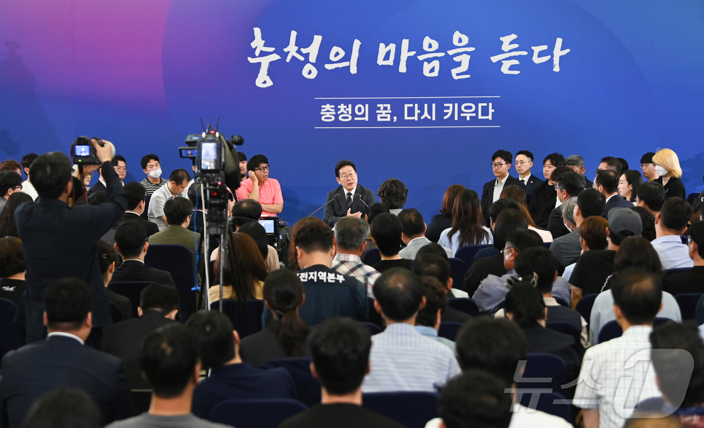 (대전=뉴스1) = 이재명 대통령이 4일 대전컨벤션센터에서 타운홀 미팅 형식으로 열린 '국민소통 행보 2탄, 충청의 마음을 듣다'에서 발언하고 있다. (대전충남사진공동취재단) 20 …