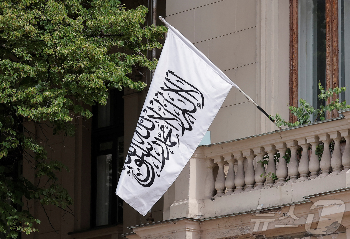 (모스크바 로이터=뉴스1) 양은하 기자 = 러시아가 3일(현지시간) 아프가니스탄의 탈레반 정부를 공식 인정했다. 모스크바에 있는 아프간 대사관에도 탈레반이 채택한 국기가 걸려있다. …