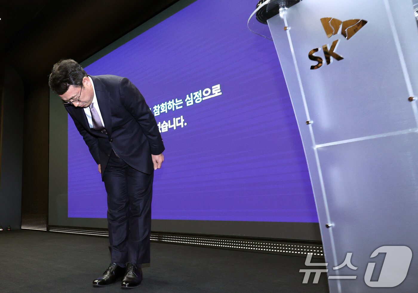 본문 이미지 - 유영상 SK텔레콤 대표이사가 4일 서울 중구 SKT타워에서 열린 해킹 사태 관련 입장 및 향후 계획 발표 기자회견에서 고개 숙여 사과하고 있다. 2025.7.4/뉴스1 ⓒ News1 박지혜 기자