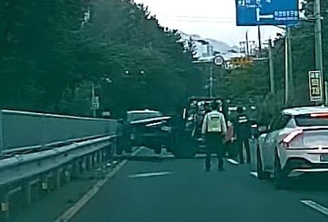 "꽉 막힌 퇴근길의 구세주"…사고차량 번쩍 들어 치운 지게차의 정체?