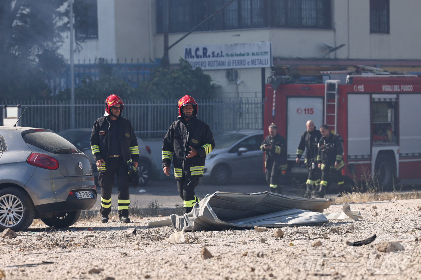 (로이터=뉴스1) 윤다정 기자 = 4일(현지시간) 이탈리아 로마 외곽에서 발생한 주유소 폭발 현장에서 구조대원들이 작업하고 있다. 2025.07.04.ⓒ 로이터=뉴스1
