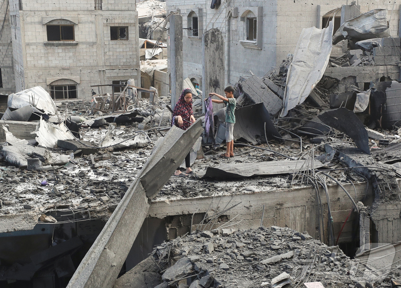 (가자지구 로이터=뉴스1) 양은하 기자 = 4일(현지시간) 이스라엘 국경과 인접한 가자지구 지역에 여러 건물이 폭격으로 무너진 모습. 2025.07.04.ⓒ 로이터=뉴스1