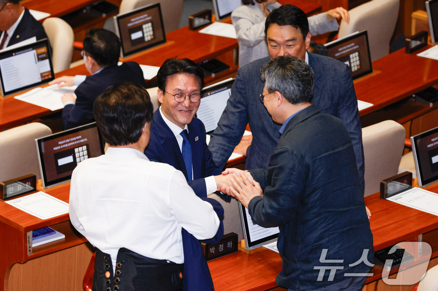 (서울=뉴스1) 안은나 기자 = 김민석 신임 국무총리가 4일 오후 서울 여의도 국회에서 제426회국회(임시회) 제5차 본회의에 앞서 국민의힘 의원석으로 가 박정하 의원과 악수하고 …