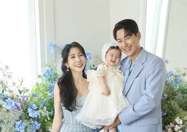 '이지훈♥' 아야네, 화려한 드레스 입고 딸 돌맞이 가족사진 촬영…빛나는 미모