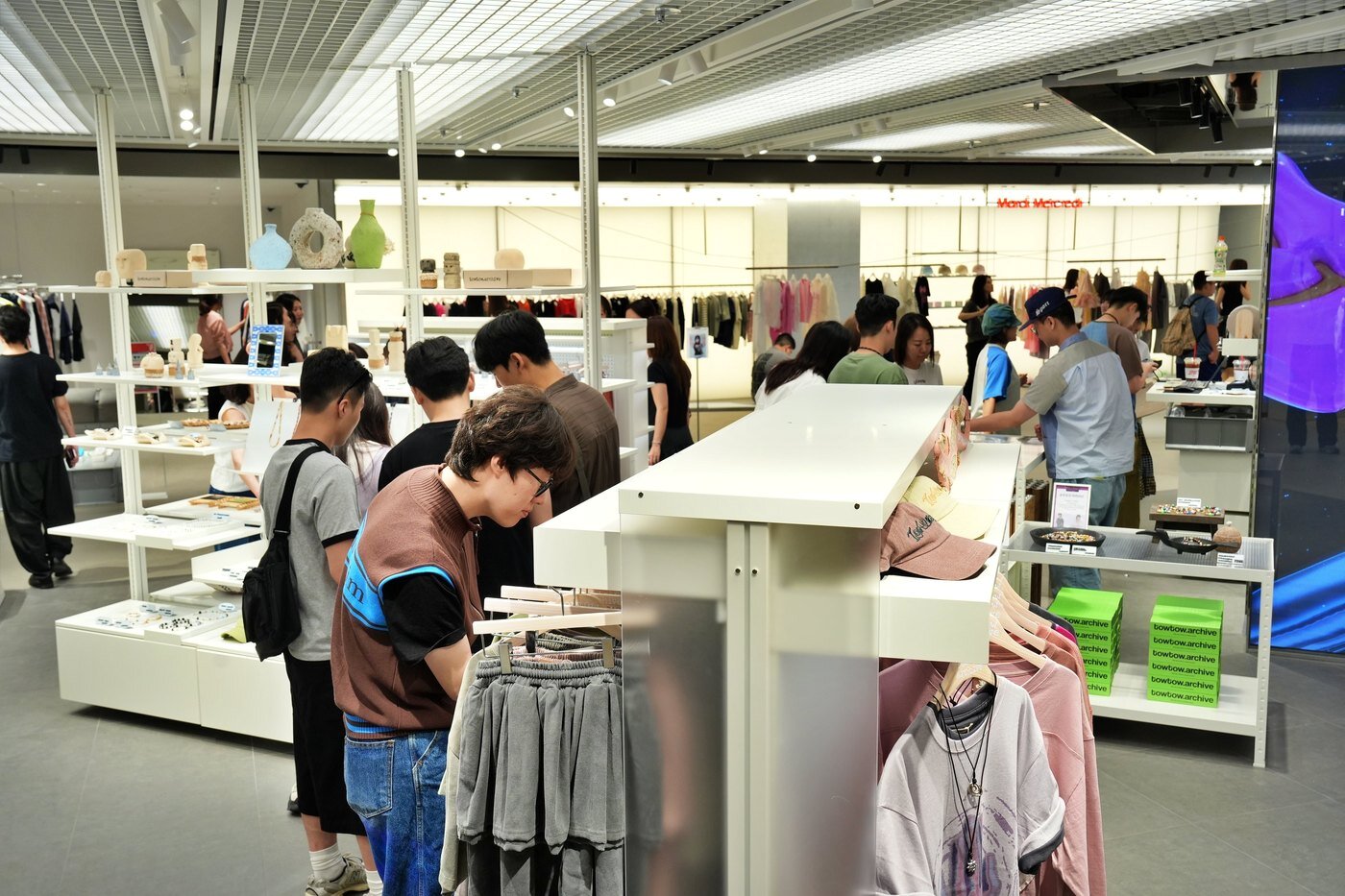 본문 이미지 - 4일 서울시 중구 소공동에 위치한 본점 9층 &#39;키네틱 그라운드&#39;에 고객이 방문해 구경하고 있다&#40;롯데백화점 제공&#41;