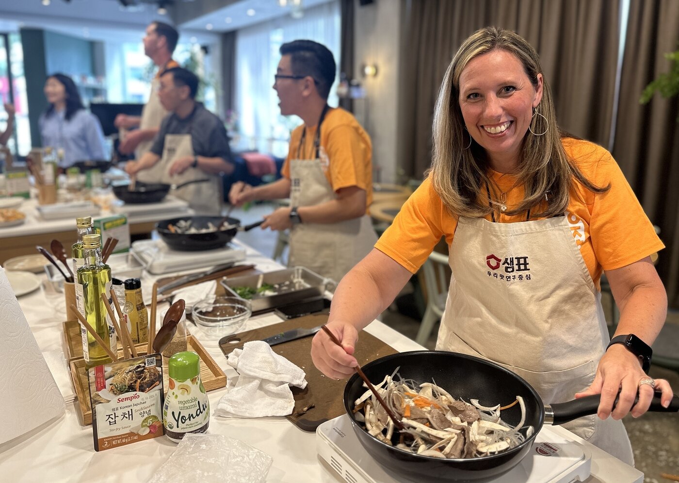 본문 이미지 - 미국 텍사스 테일러시에 있는 메인스트리트초등학교의 케리 피어스 교장이 샘표 본사 1층 &#39;우리맛공간&#39;에서 잡채를 만들고 있다.&#40;샘표 제공&#41;