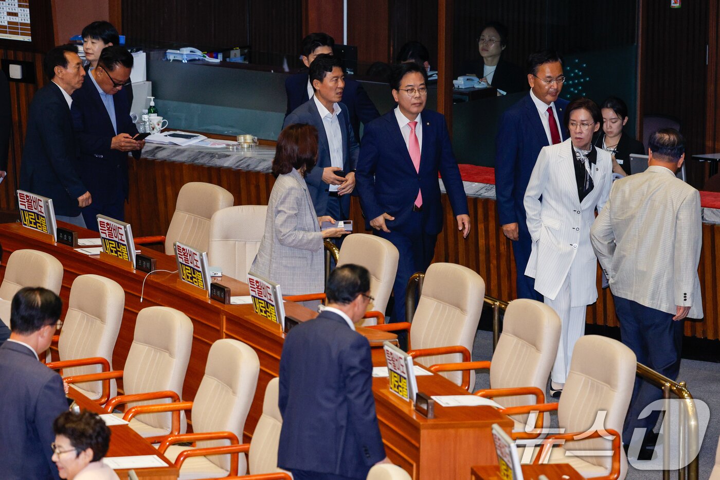 본문 이미지 - 송언석 국민의힘 비상대책위원장 겸 원내대표를 비롯한 의원들이 4일 오후 서울 여의도 국회에서 제426회국회&#40;임시회&#41; 제5차 본회의 개의 지연에 항의하며 퇴장하고 있다. 2025.7.4/뉴스1 ⓒ News1 안은나 기자