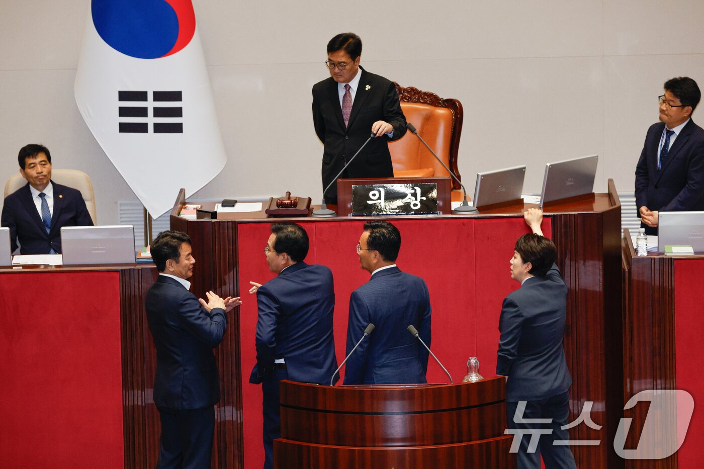 본문 이미지 - 문진석 더불어민주당 원내수석부대표&#40;의장석 앞 왼쪽부터&#41;, 송언석 국민의힘 비상대책위원장 겸 원내대표, 유상범 원내수석, 김은혜 원내정책수석부대표가 4일 오후 서울 여의도 국회에서 제426회국회&#40;임시회&#41; 제5차 본회의 개의 지연 관련 대화하고 있다. 2025.7.4/뉴스1 ⓒ News1 안은나 기자