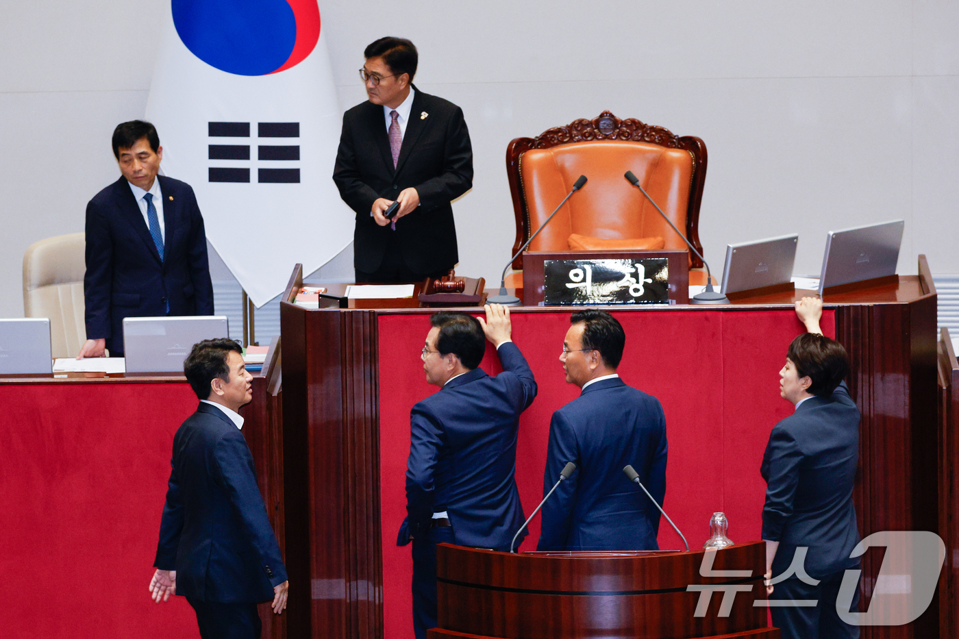 (서울=뉴스1) 안은나 기자 = 문진석 더불어민주당 원내수석부대표(의장석 앞 왼쪽부터), 송언석 국민의힘 비상대책위원장 겸 원내대표, 유상범 원내수석, 김은혜 원내정책수석부대표가 …