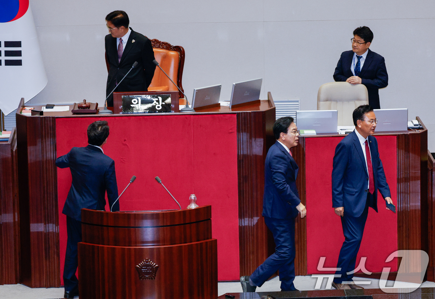 (서울=뉴스1) 안은나 기자 = 문진석 더불어민주당 원내수석부대표(의장석 앞 왼쪽부터), 송언석 국민의힘 비상대책위원장 겸 원내대표, 유상범 원내수석부대표가 4일 오후 서울 여의도 …