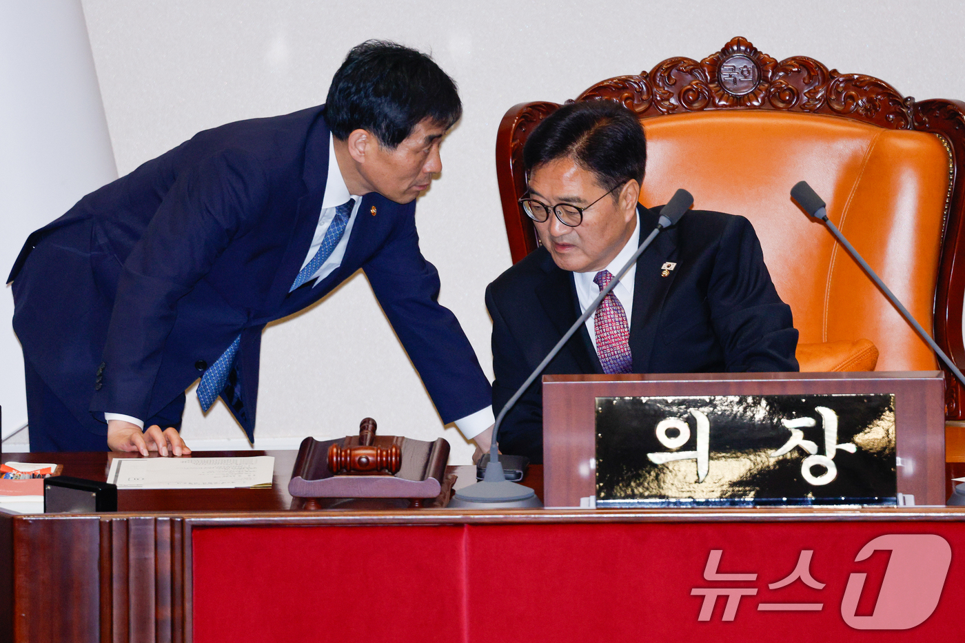 (서울=뉴스1) 안은나 기자 = 우원식 국회의장과 김민기 사무총장이 4일 오후 서울 여의도 국회 본회의장에서 대화하고 있다. 2025.7.4/뉴스1