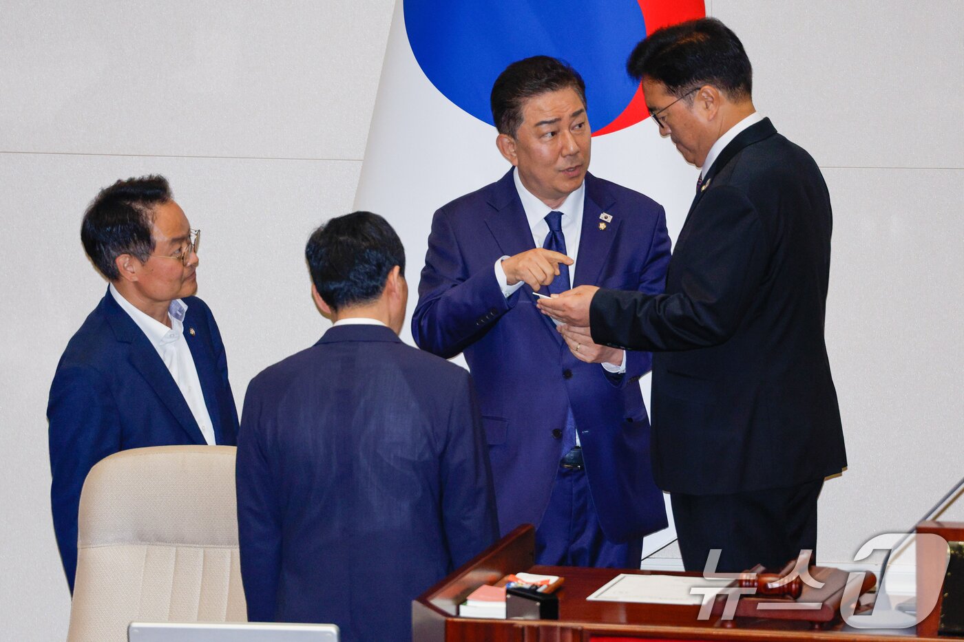 본문 이미지 - 김병기 더불어민주당 대표 직무대행 겸 원내대표가 4일 오후 서울 여의도 국회에서 제426회국회&#40;임시회&#41; 제5차 본회의 개의가 지연되는 가운데 우원식 의장석으로 가 대화하고 있다. 2025.7.4/뉴스1 ⓒ News1 안은나 기자