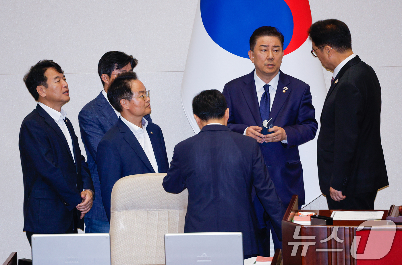 (서울=뉴스1) 안은나 기자 = 김병기 더불어민주당 대표 직무대행 겸 원내대표가 4일 오후 서울 여의도 국회에서 제426회국회(임시회) 제5차 본회의 개의가 지연되는 가운데 우원식 …