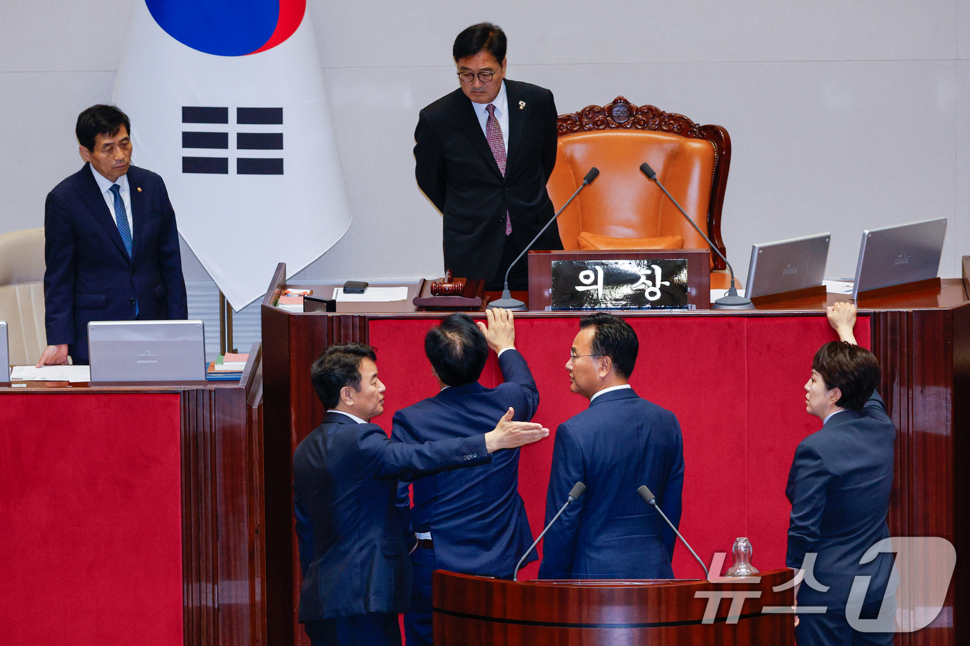 (서울=뉴스1) 안은나 기자 = 문진석 더불어민주당 원내수석부대표(의장석 앞 왼쪽부터), 송언석 국민의힘 비상대책위원장 겸 원내대표, 유상범 원내수석, 김은혜 원내정책수석부대표가 …