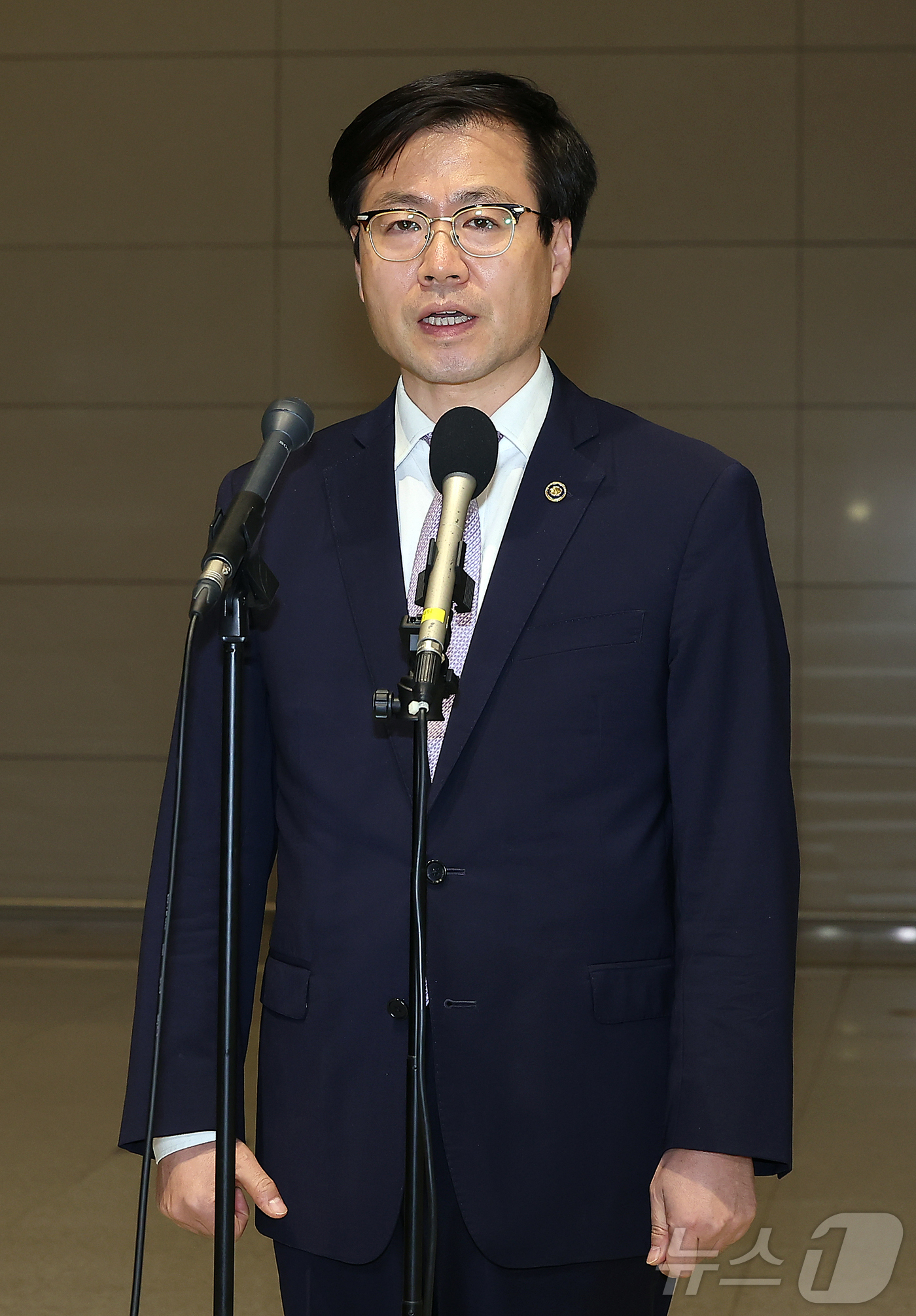 (인천공항=뉴스1) 김진환 기자 = 여한구 산업부 통상교섭본부장이 4일 인천국제공항 제2터미널에서 미국과의 통상 협의를 위한 출국에 앞서 취재진 질문에 답하고 있다. 2025.7. …