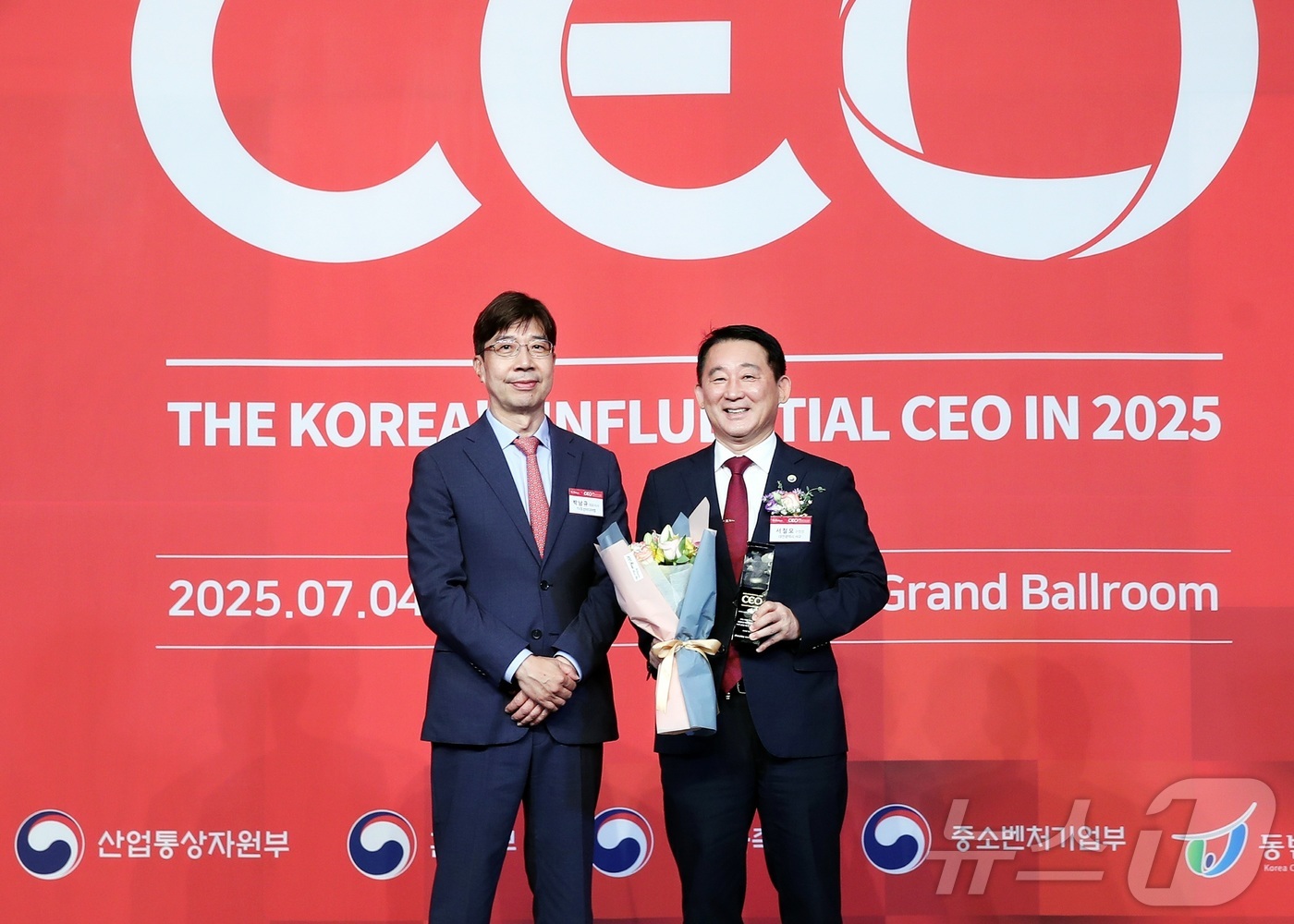 (대전=뉴스1) 김기태 기자 = 서철모 대전 서구청장이 4일 더 플라자 호텔 서울에서 열린 '한국의 영향력있는 CEO'에 선정돼 기념촬영 하고 있다. 서 청장은 지방정부로서 실행하 …