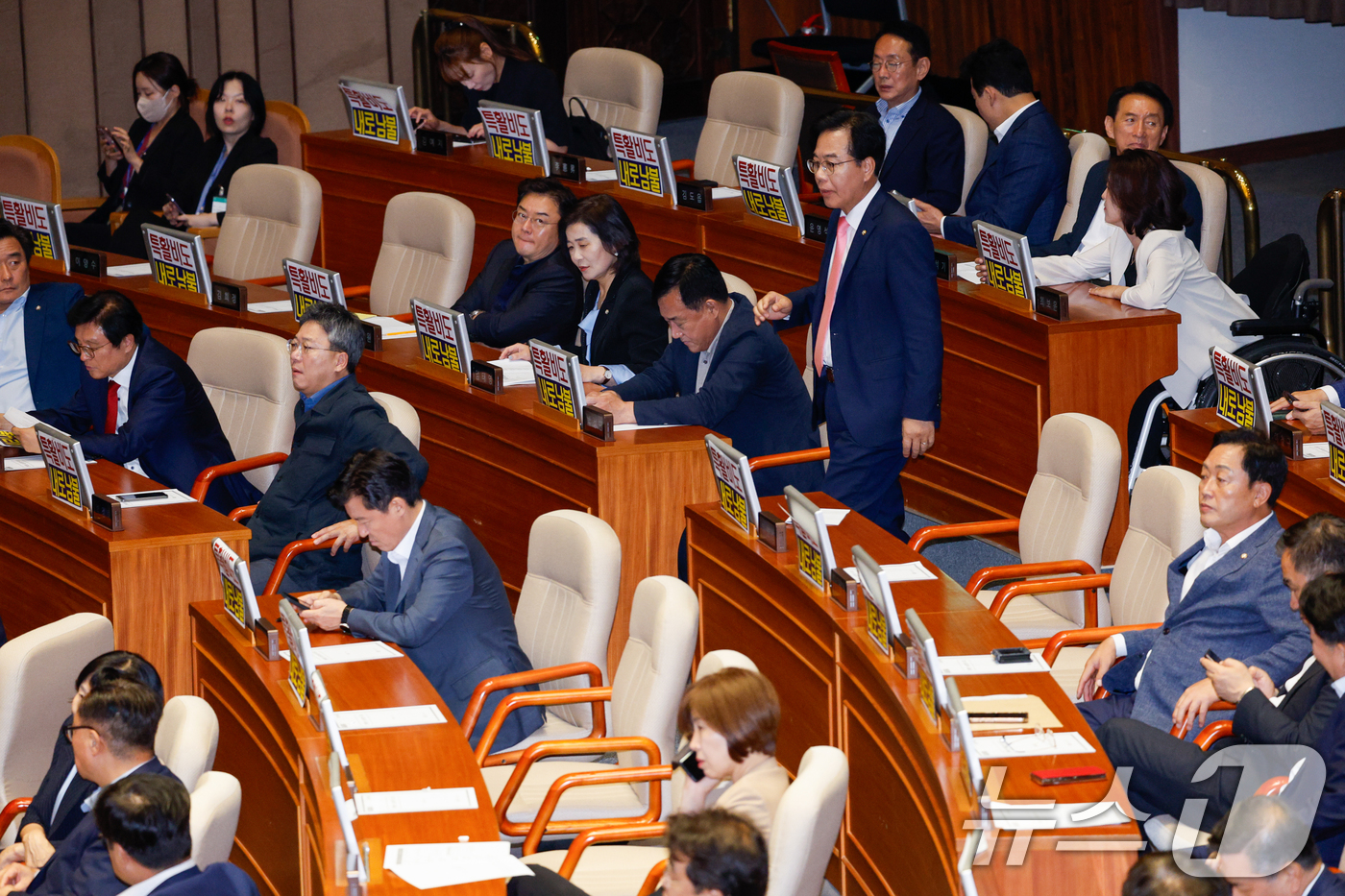 (서울=뉴스1) 안은나 기자 = 송언석 국민의힘 비상대책위원장 겸 원내대표가 4일 오후 서울 여의도 국회에서 제426회국회(임시회) 제5차 본회의 개의 지연 관련 우원식 의장에게 …