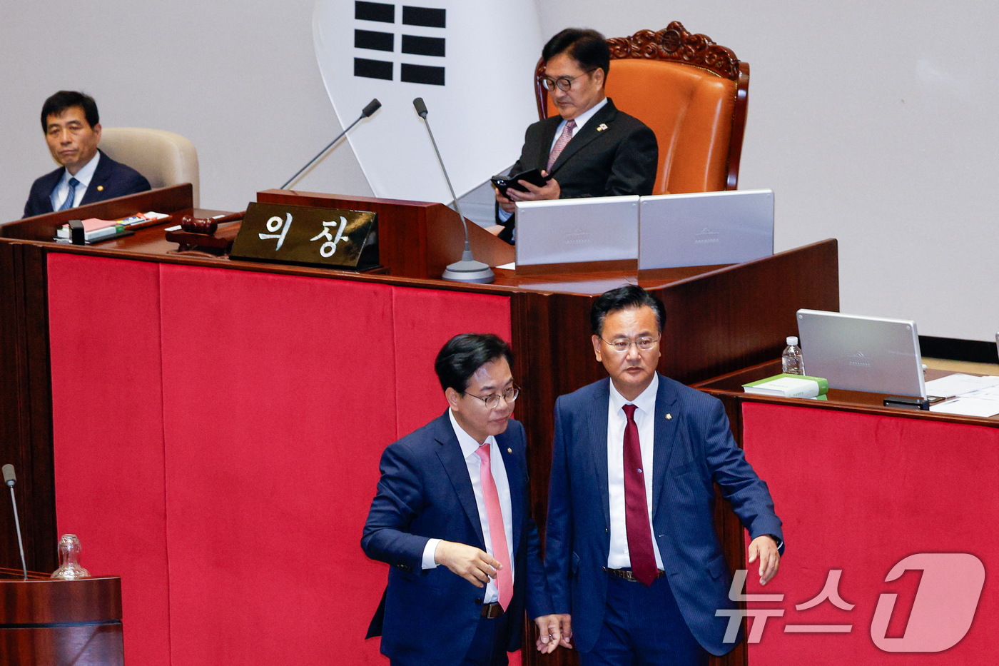 (서울=뉴스1) 안은나 기자 = 송언석 국민의힘 비상대책위원장 겸 원내대표, 유상범 원내수석부대표가 4일 오후 서울 여의도 국회에서 제426회국회(임시회) 제5차 본회의 개의 지연 …