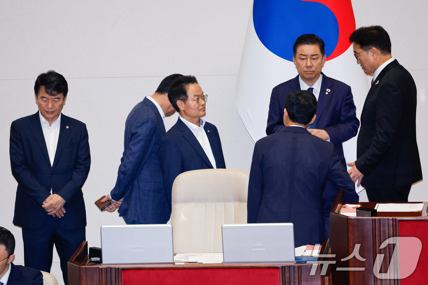 (서울=뉴스1) 안은나 기자 = 김병기 더불어민주당 대표 직무대행 겸 원내대표가 4일 오후 서울 여의도 국회에서 제426회국회(임시회) 제5차 본회의 개의가 지연되는 가운데 우원식 …